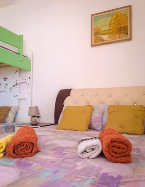 Individuell eingerichtet, laptopgeeigneter Arbeitsplatz