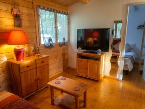 2 bedrooms, free WiFi, bed sheets - Homerez - Chalet in Poussan with garden (Poussan)