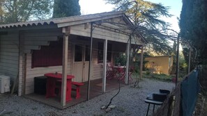 Outdoor dining - Homerez - Chalet in Poussan with garden (Poussan)