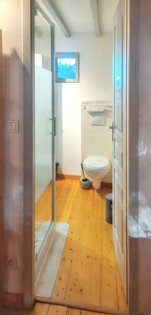 Shower, towels - Homerez - Chalet in Poussan with garden (Poussan)