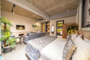 Deluxe Room Pool View | 1 室のベッドルーム、高級寝具、ミニバー、セーフティボックス (室内)