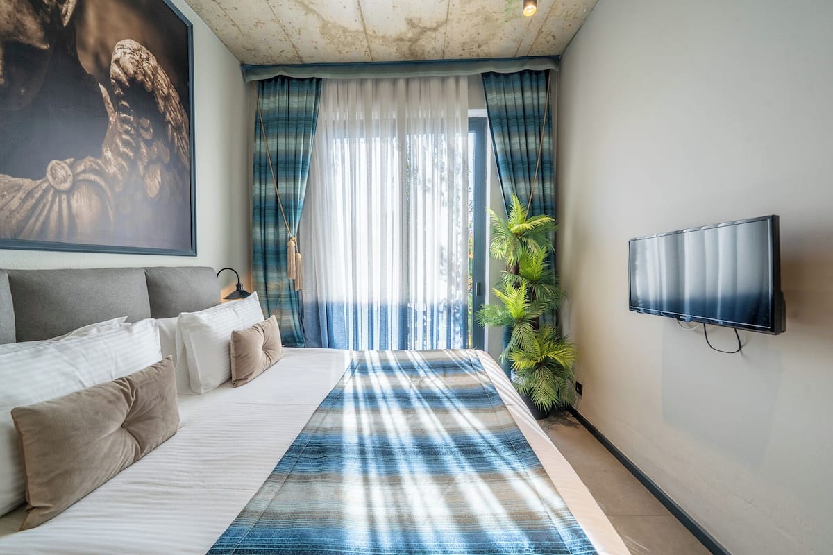 1 bedroom, premium bedding, minibar, in-room safe