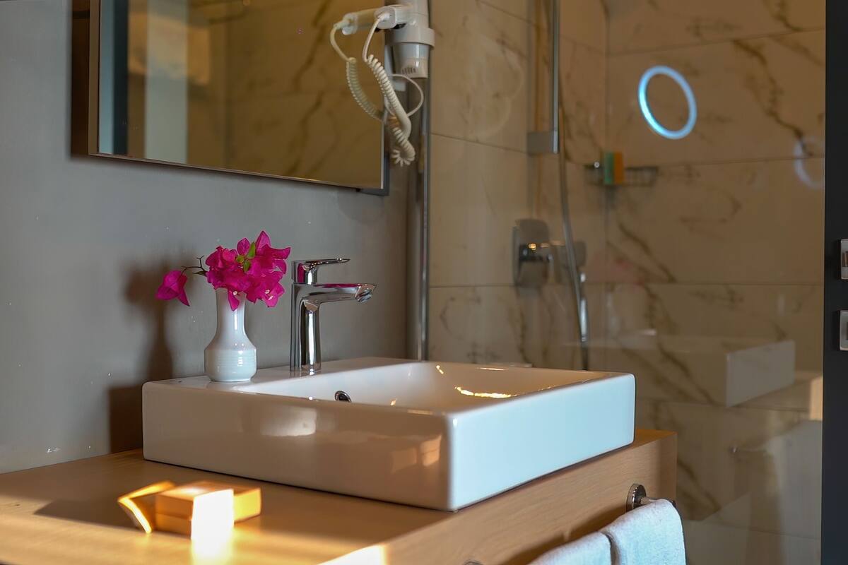 shower, hydromassage showerhead, free toiletries, hair dryer