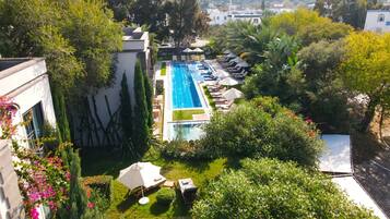 Piscine extérieure, parasols de plage, chaises longues