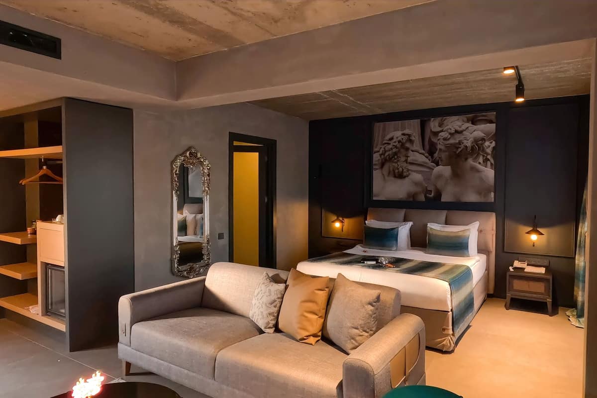 1 bedroom, premium bedding, minibar, in-room safe