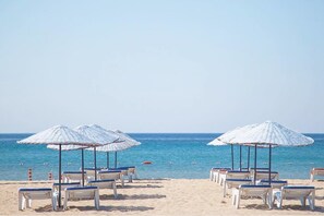 Sun loungers, beach umbrellas, beach volleyball - Amphora Hotel (Ayvalik)