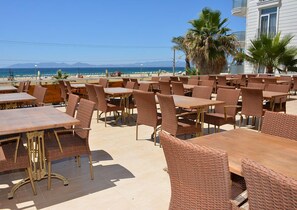 Outdoor dining - Amphora Hotel (Ayvalik)