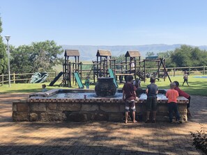 Tempat bermain anak - outdoor