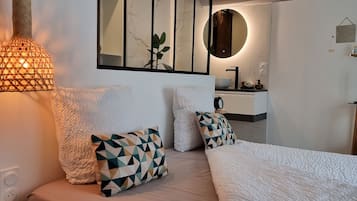 1 slaapkamer, een strijkplank/strijkijzer, reisbedje, gratis wifi