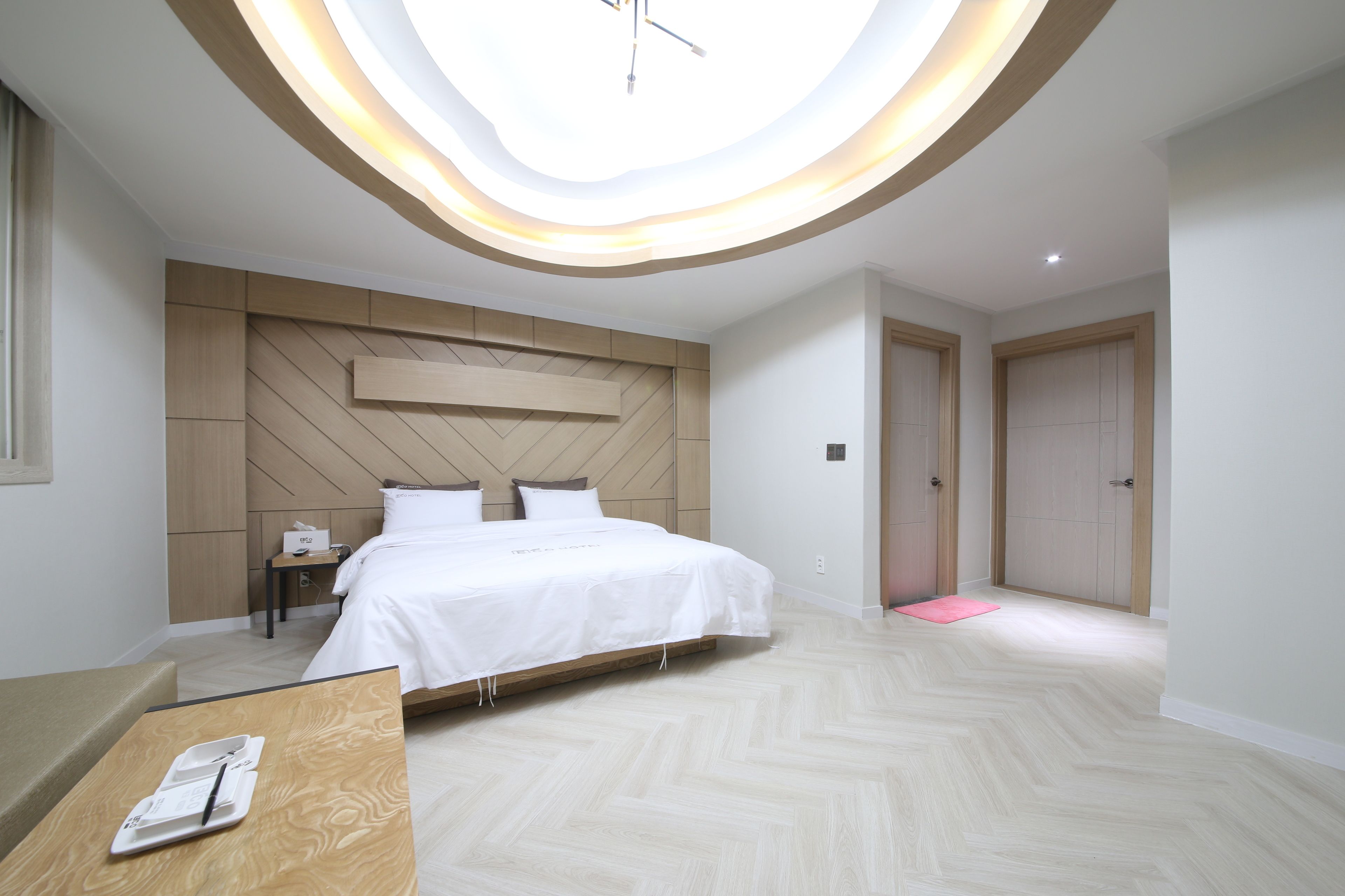 Suite, Bathtub | Free WiFi, bed sheets