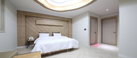 Suite, Bathtub | Free WiFi, bed sheets