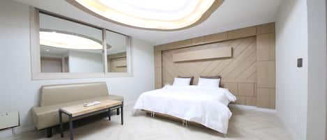 Suite, Bathtub | 1 bedroom, free WiFi, bed sheets