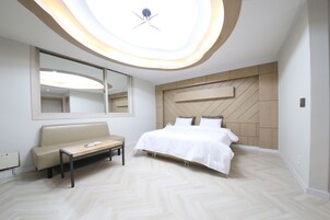 Suíte, banheira | Wi-Fi de cortesia, roupa de cama