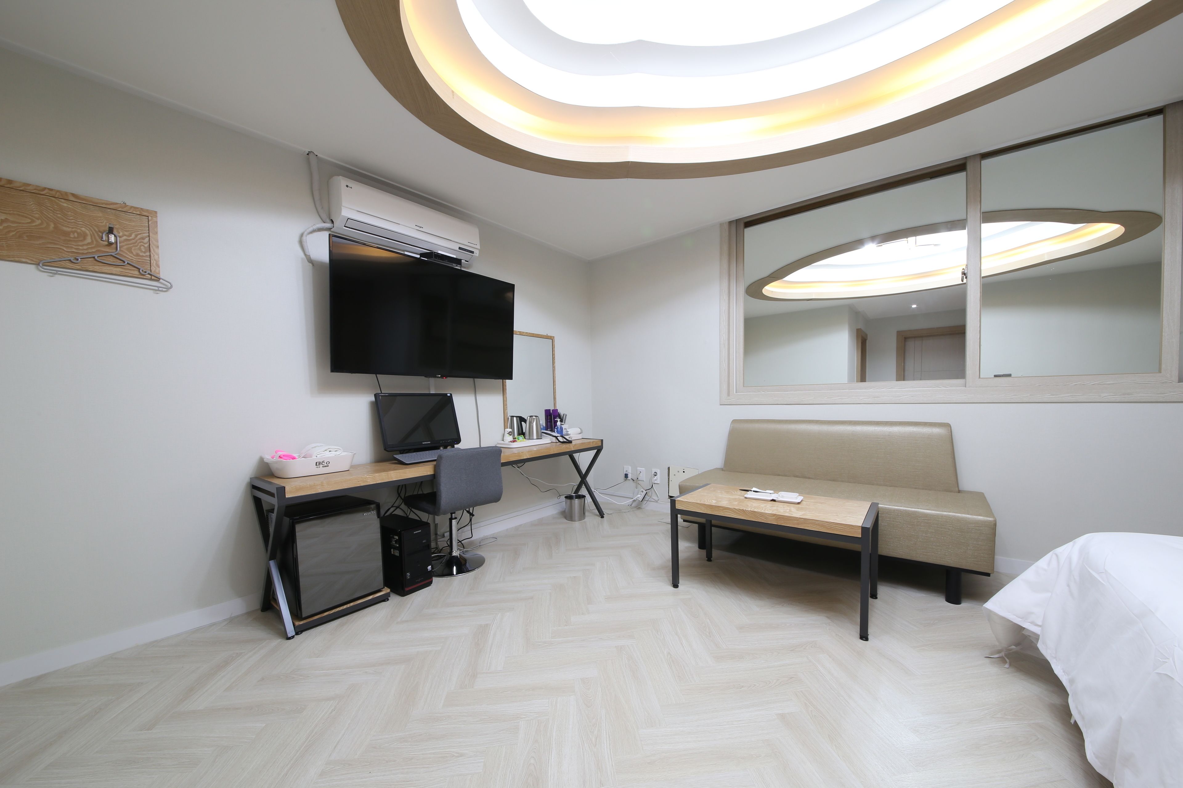 suite, bathtub | room amenity