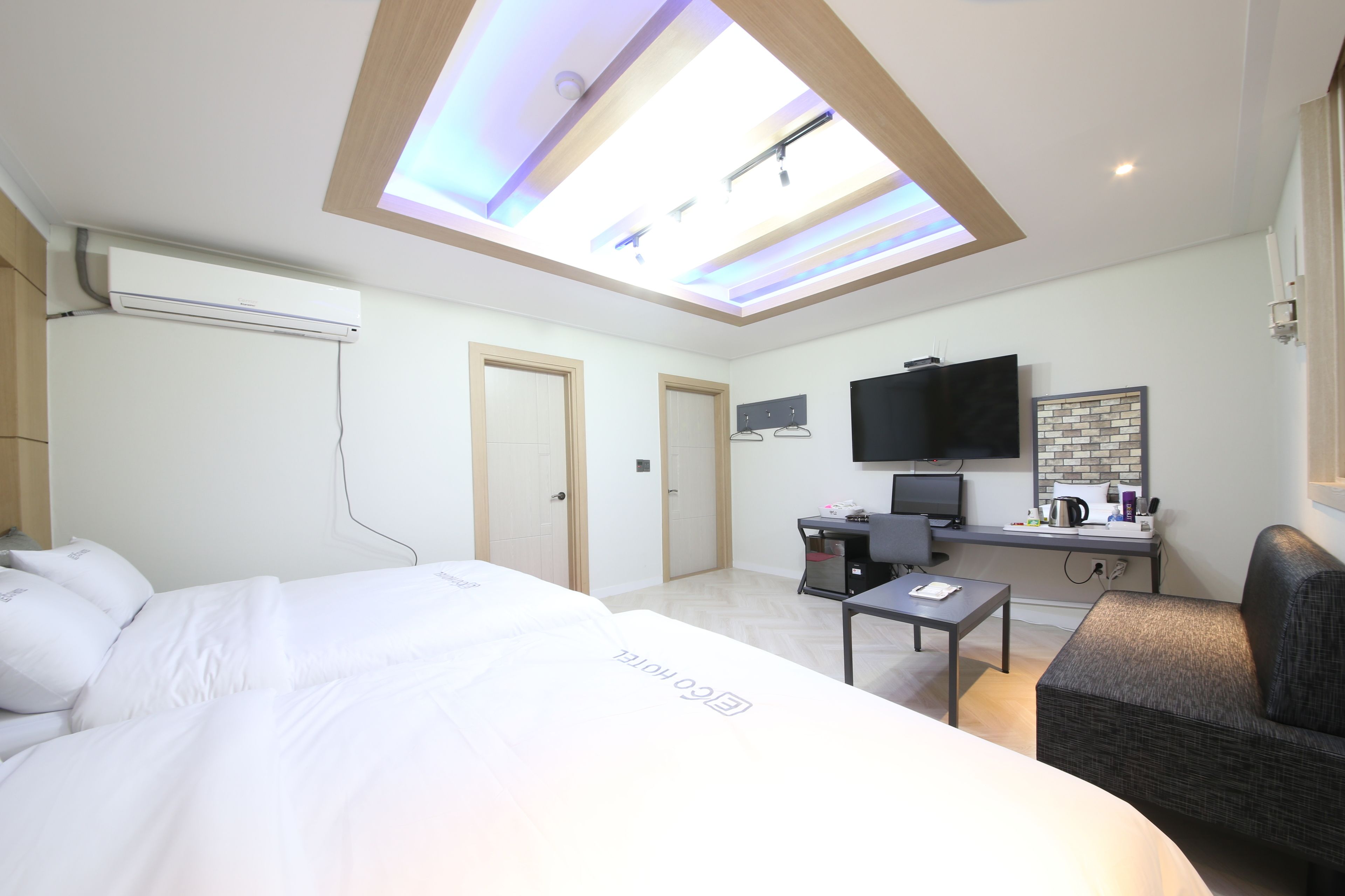 twin room, 2 double beds, bathtub | 1 bedroom, free wifi, bed sheets