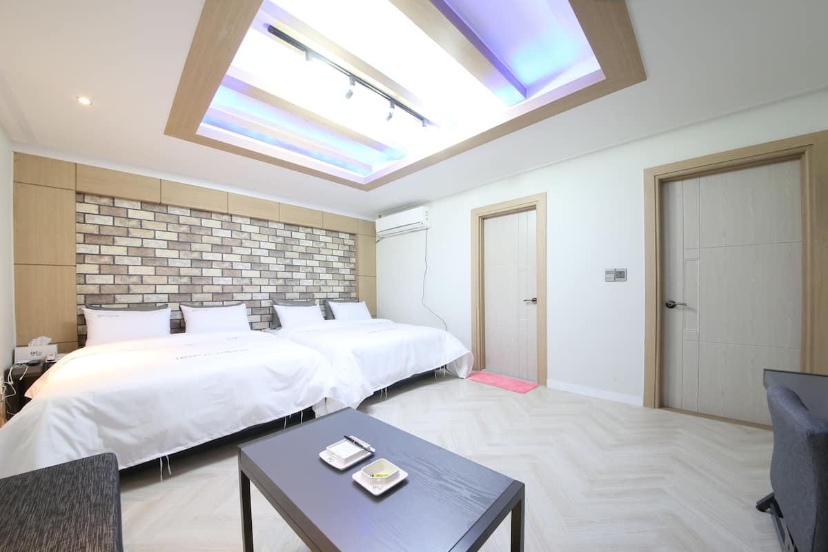 Twin Room, 2 Double Beds, Bathtub | Free WiFi, bed sheets