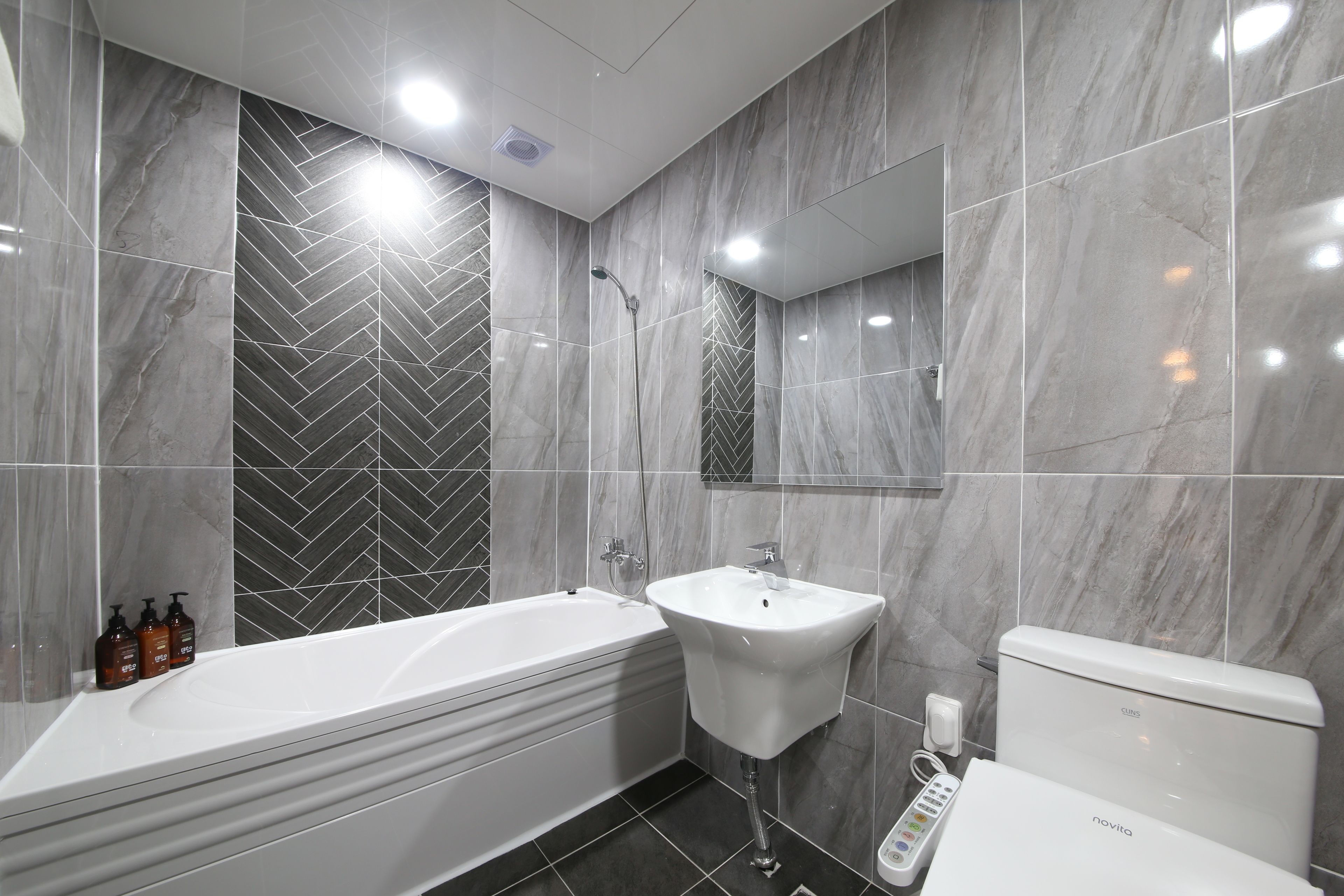 deluxe room, bathtub | bathroom | free toiletries, hair dryer, bathrobes, slippers