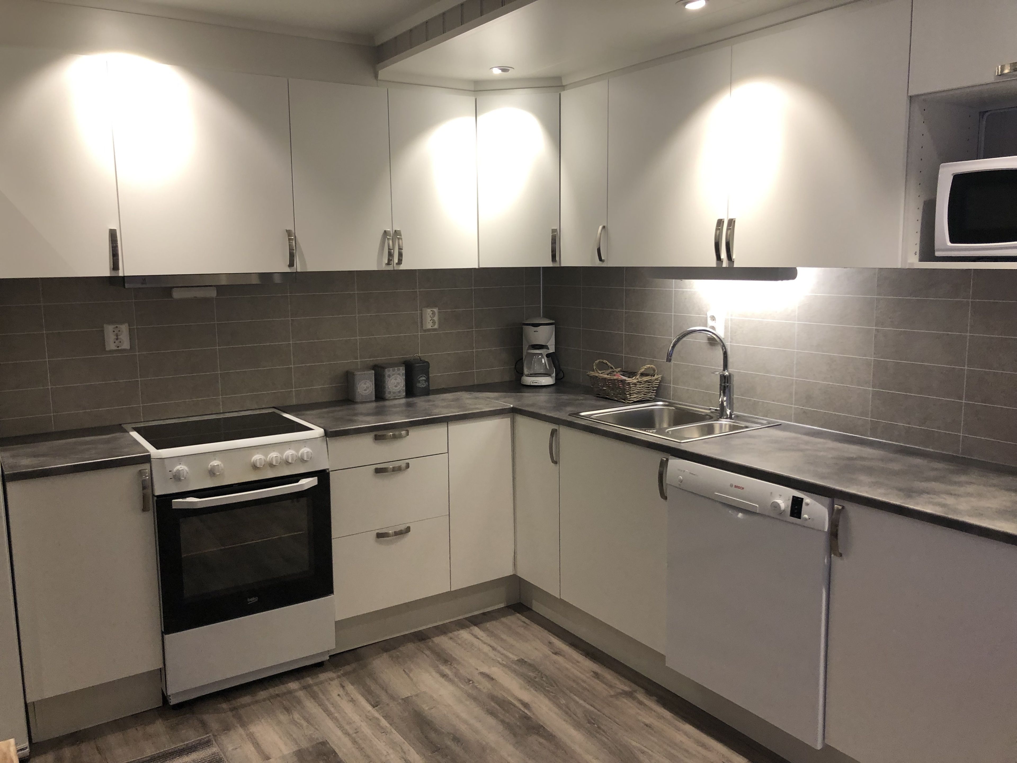 standard apartment, 4 bedrooms (rorbu båtsfjord) | private kitchen | microwave, coffee/tea maker, electric kettle