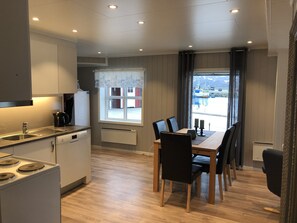 Premium Apartment, 3 Bedrooms, Sea View (Rorbu Makkaur) | Living area