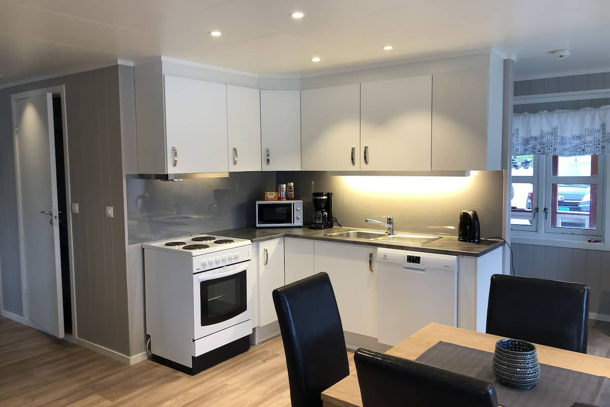 premium apartment, 3 bedrooms, sea view (rorbu makkaur) | in-room dining