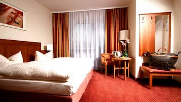 Comfort Double Room, 1 King Bed | Desk, laptop workspace, soundproofing, iron/ironing board