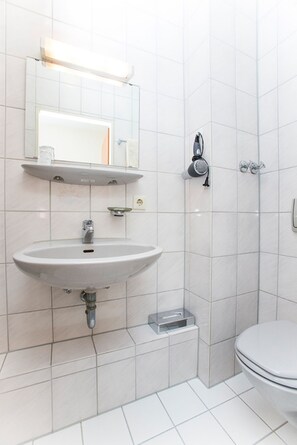 Standard Single Room, 1 Bedroom | Bathroom