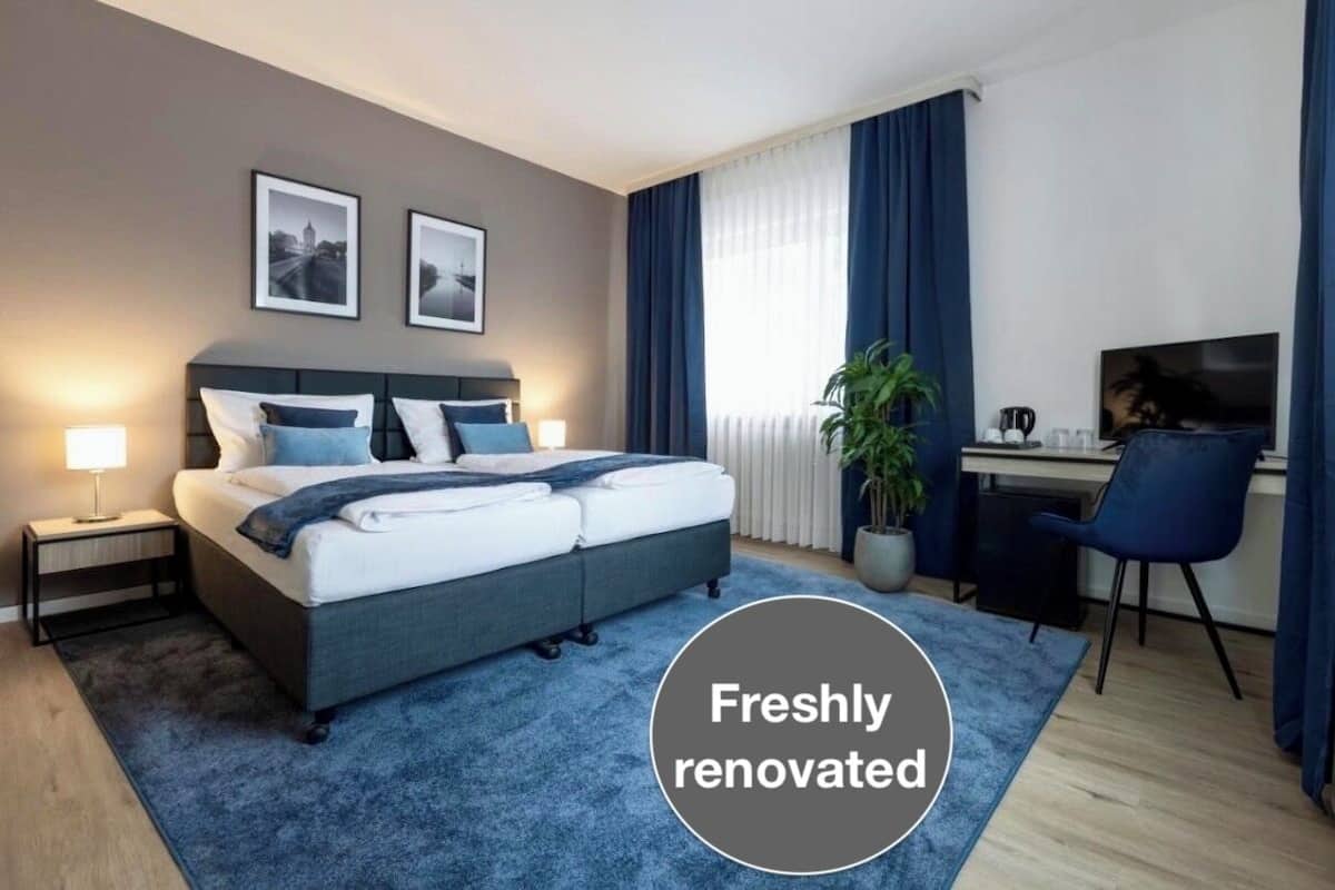 Comfort Double Room, 1 King Bed | Desk, laptop workspace, soundproofing, iron/ironing board