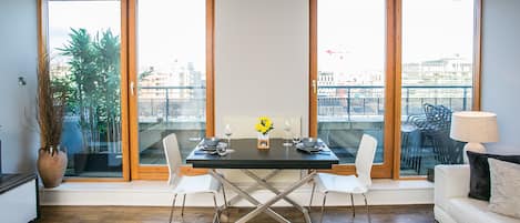 Apartment, 3 Bedrooms | In-room dining
