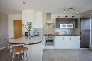 Apartment, 2 Schlafzimmer | Eigene Küche | Großer Kühlschrank, Mikrowelle, Ofen, Herdplatte