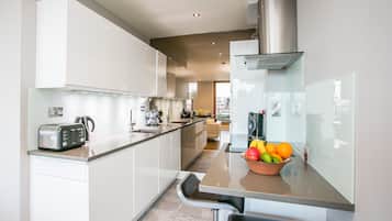 Apartment, 3 Bedrooms | Private kitchen