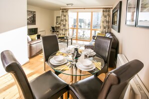 Apartamento, 2 habitaciones | Servicio de comidas en la habitación