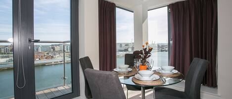 Apartamento, 2 quartos | Opções para refeição no quarto