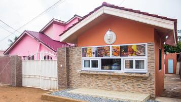 Mặt tiền nơi lưu trú