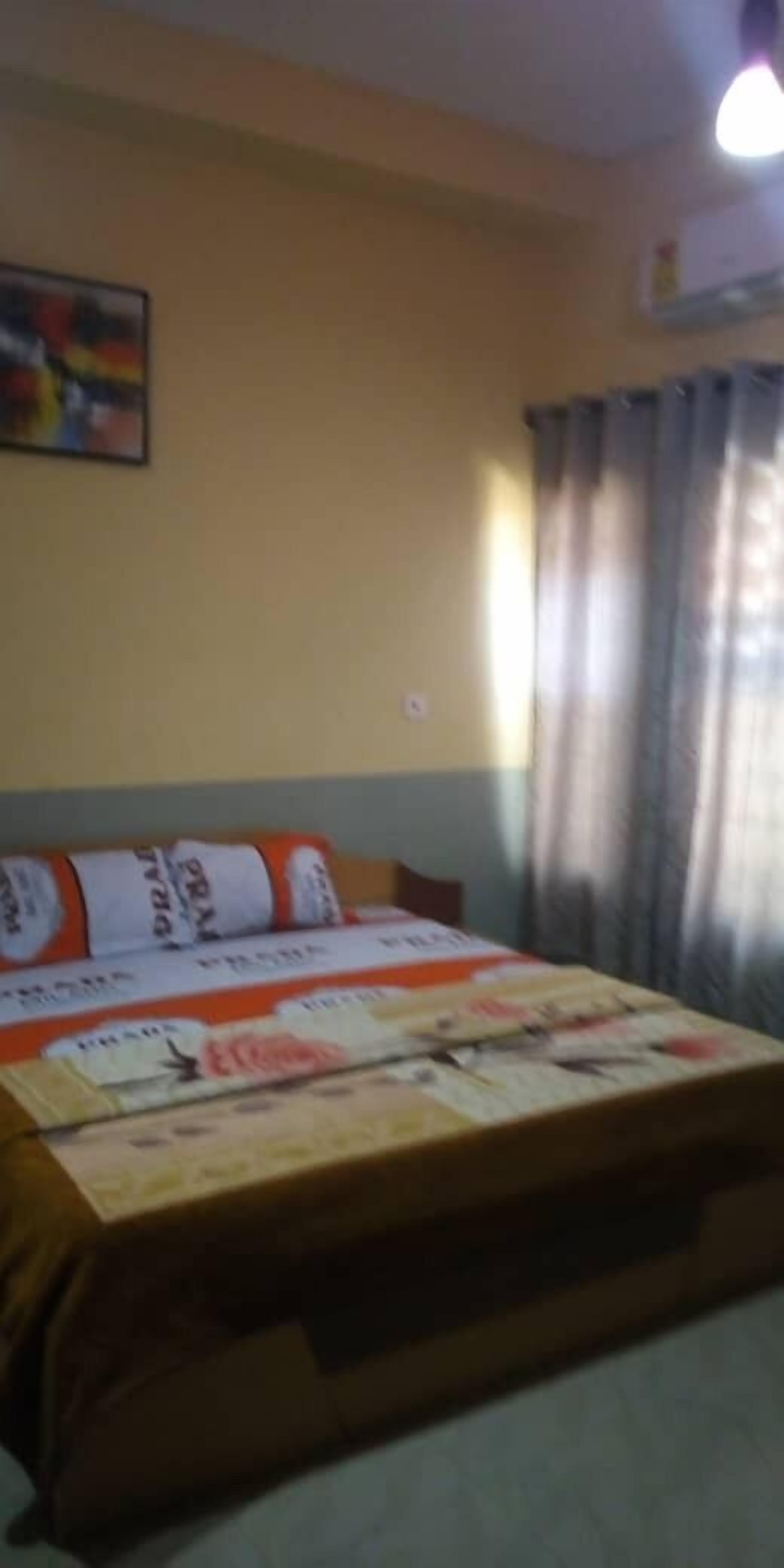 Chambre Double Standard | Bureau, fer et planche à repasser, draps fournis