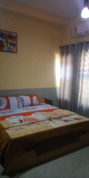 Phòng đôi Tiêu chuẩn | Bàn, bàn ủi/dụng cụ ủi quần áo, bộ trải giường