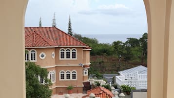 Familieværelse - 2 dobbeltsenge - privat badeværelse - havudsigt | Terrasse/gårdhave