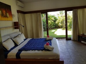 商务套房 | 迷你吧、客房内保险箱、办公桌、遮光窗帘