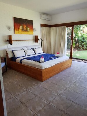 商务套房 | 迷你吧、客房内保险箱、办公桌、遮光窗帘