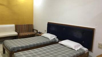 Basic Double Room, 1 Double Bed | In-room safe, free WiFi, bed sheets