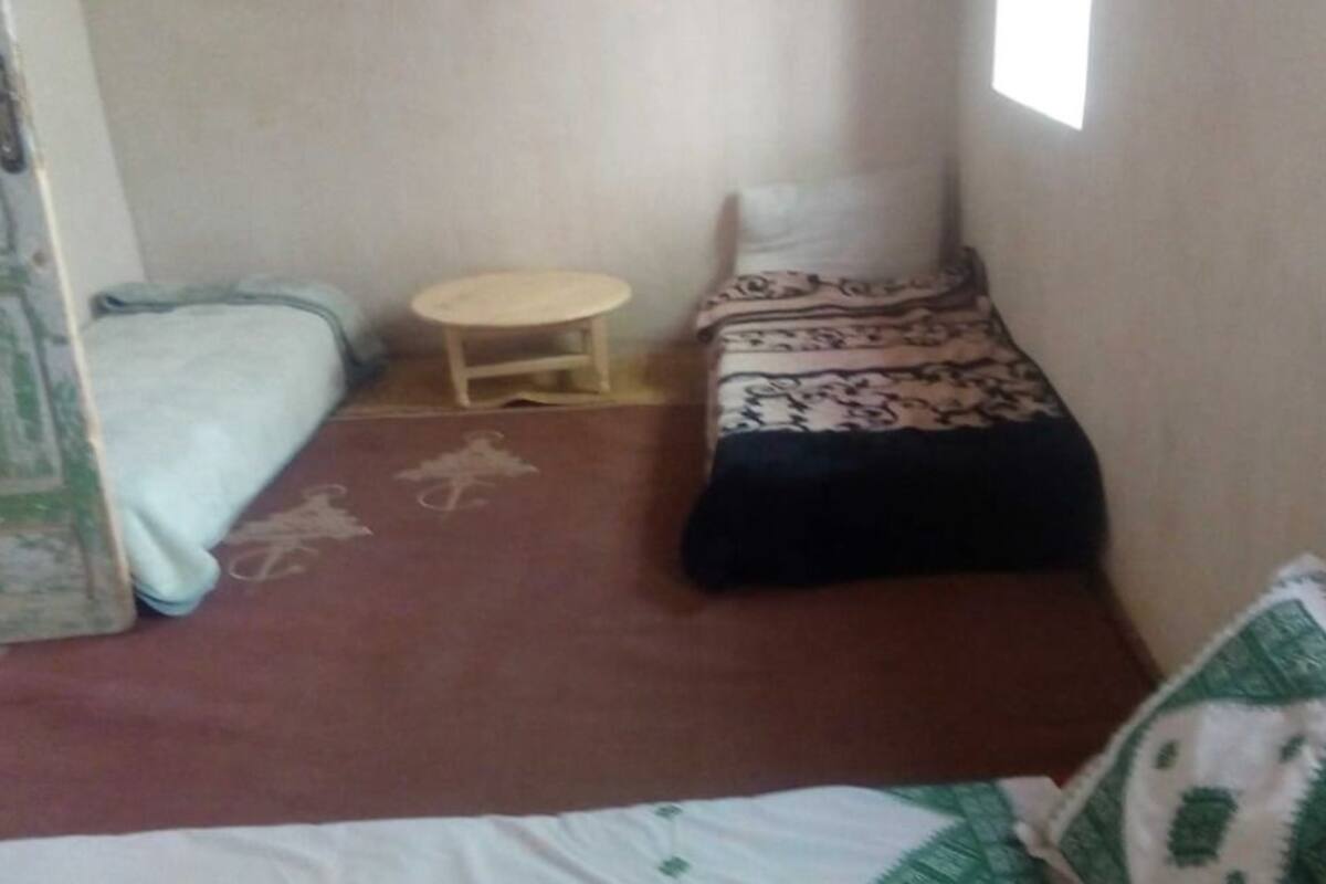 Chambre quadruple, Plusieurs lits | Coffre-fort, bureau, accès au Wi-Fi (inclus), literie fournie