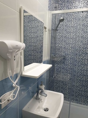 Dép đi trong nhà, khăn tắm, giấy vệ sinh 