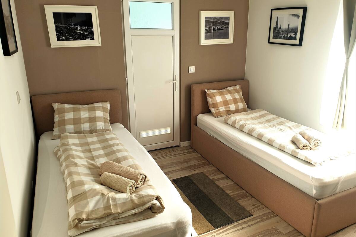Cortinas blackout, sistema de insonorización y wifi gratis