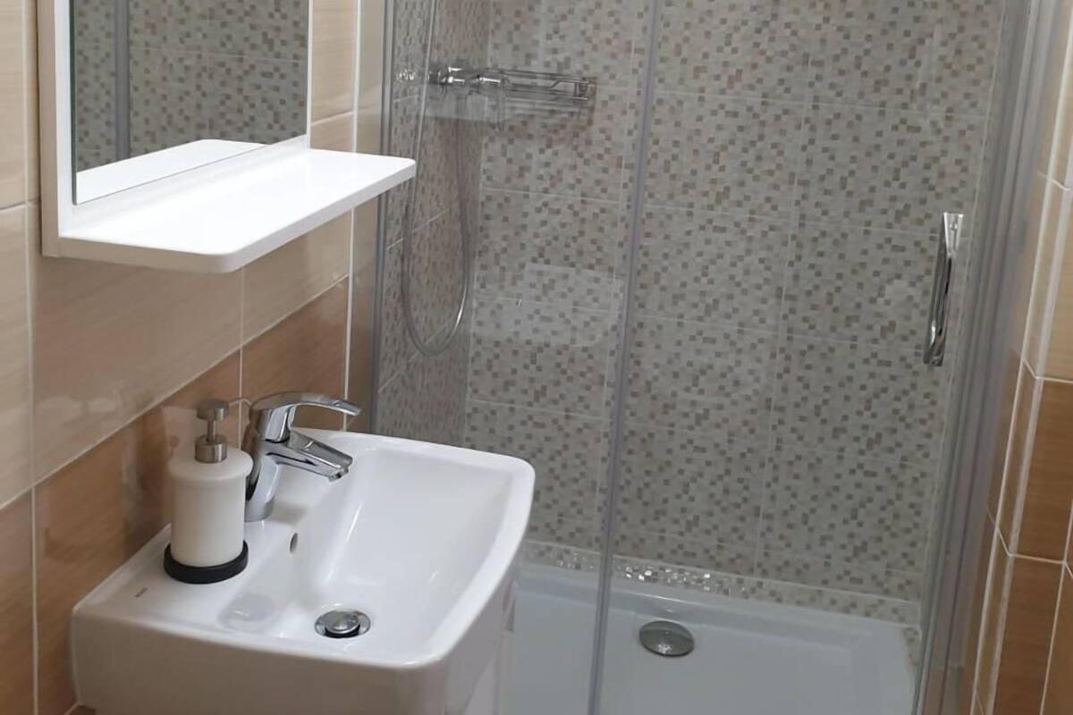 Pantuflas, toallas, papel higiénico