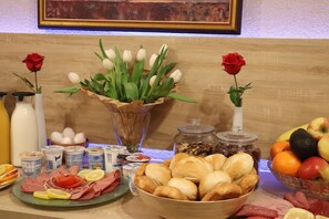 Tägliches Frühstücksbuffet gegen Gebühr