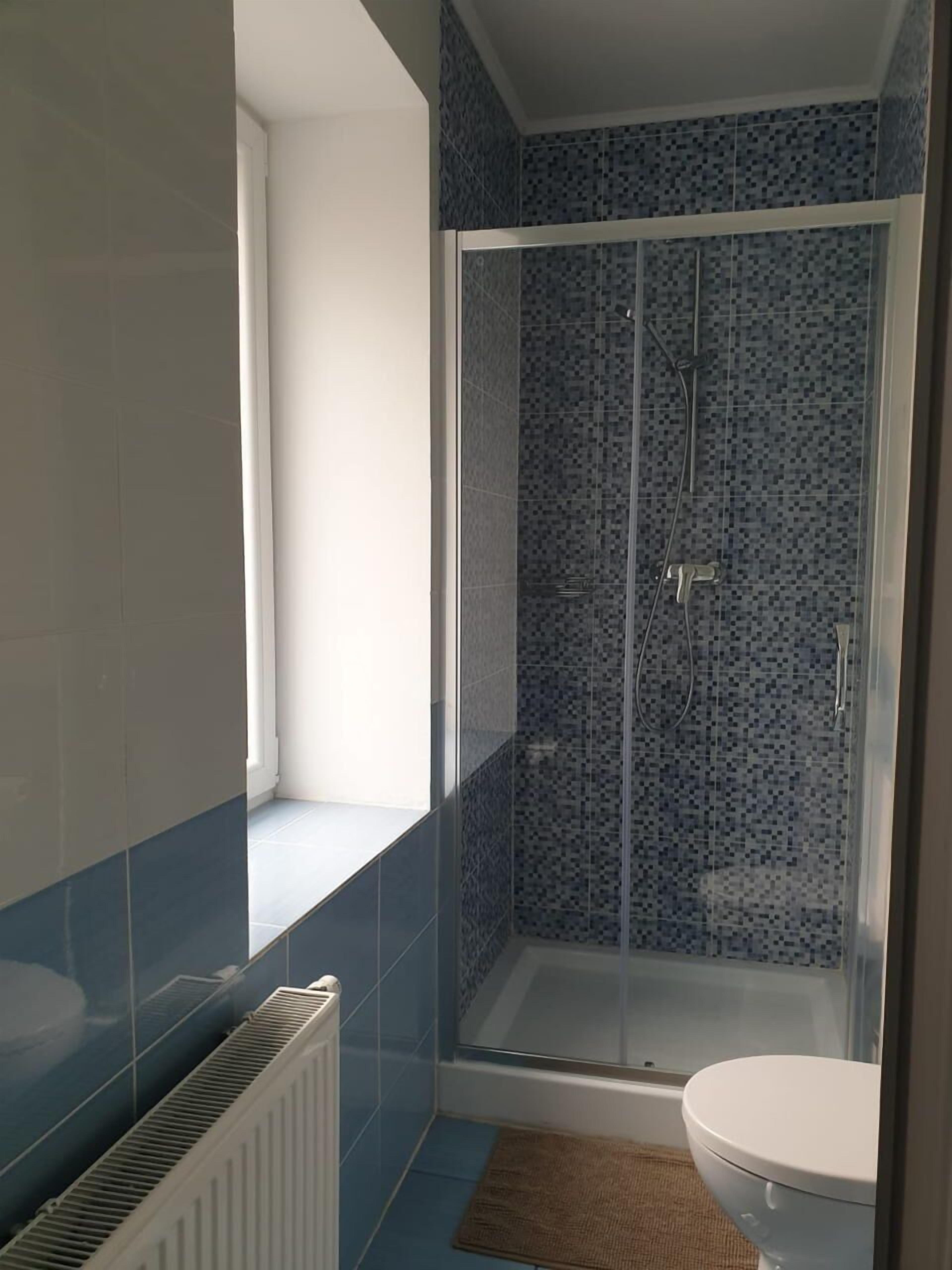 slippers, towels, toilet paper