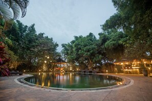 Alberca al aire libre, alberca de entrenamiento y camastros