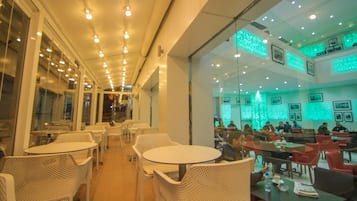 حيث تُقدم وجبات الإفطار، الغداء، العشاء، خيارت الطبخ المحلي والعالمي