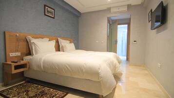 غرفة سينيور مزدوجة - لغير المدخنين | خزنة داخل الغرفة ومكتب وتجهيزات عازلة للصوت وأسرّة قابلة للطي