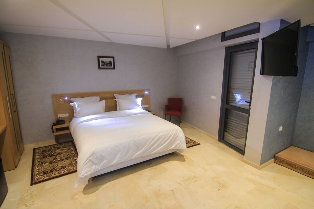 In-room safe, desk, soundproofing, rollaway beds (surcharge)
