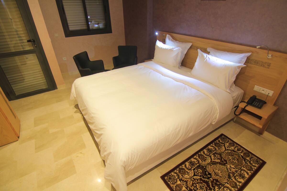 In-room safe, desk, soundproofing, rollaway beds (surcharge)